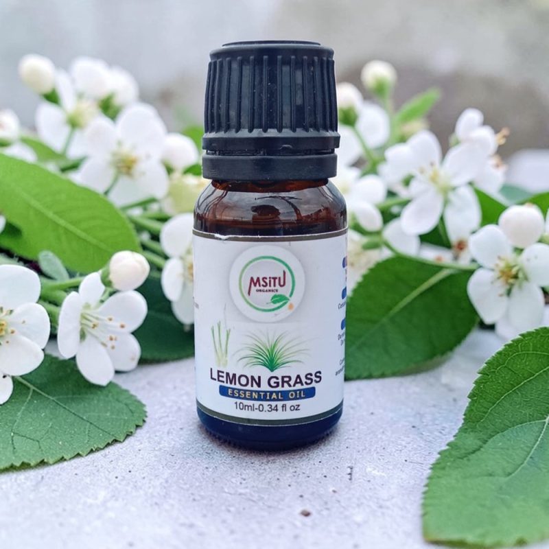 Lemongrass (Cymbopogon citratus) essential oil Discover the revitalizing power of our 100% pure Lemongrass (Cymbopogon citratus) essential oil. Benefits Supports skincare by addressing acne, excessive perspiration, and scabies Improves skin tone Addresses muscular pain Promotes enhanced blood circulation. Has soothing properties make it an excellent natural sedative, relieving headaches and nervous exhaustion. Safe use Always dilute with a carrier oil like sunflower or moringa (maximum 0.6%) Mix with hydrosols for a refreshing room spray/diffusion in the office or home. Store in its original container, away from sunlight, and in a cool, dry place. Best results are within 36 months
